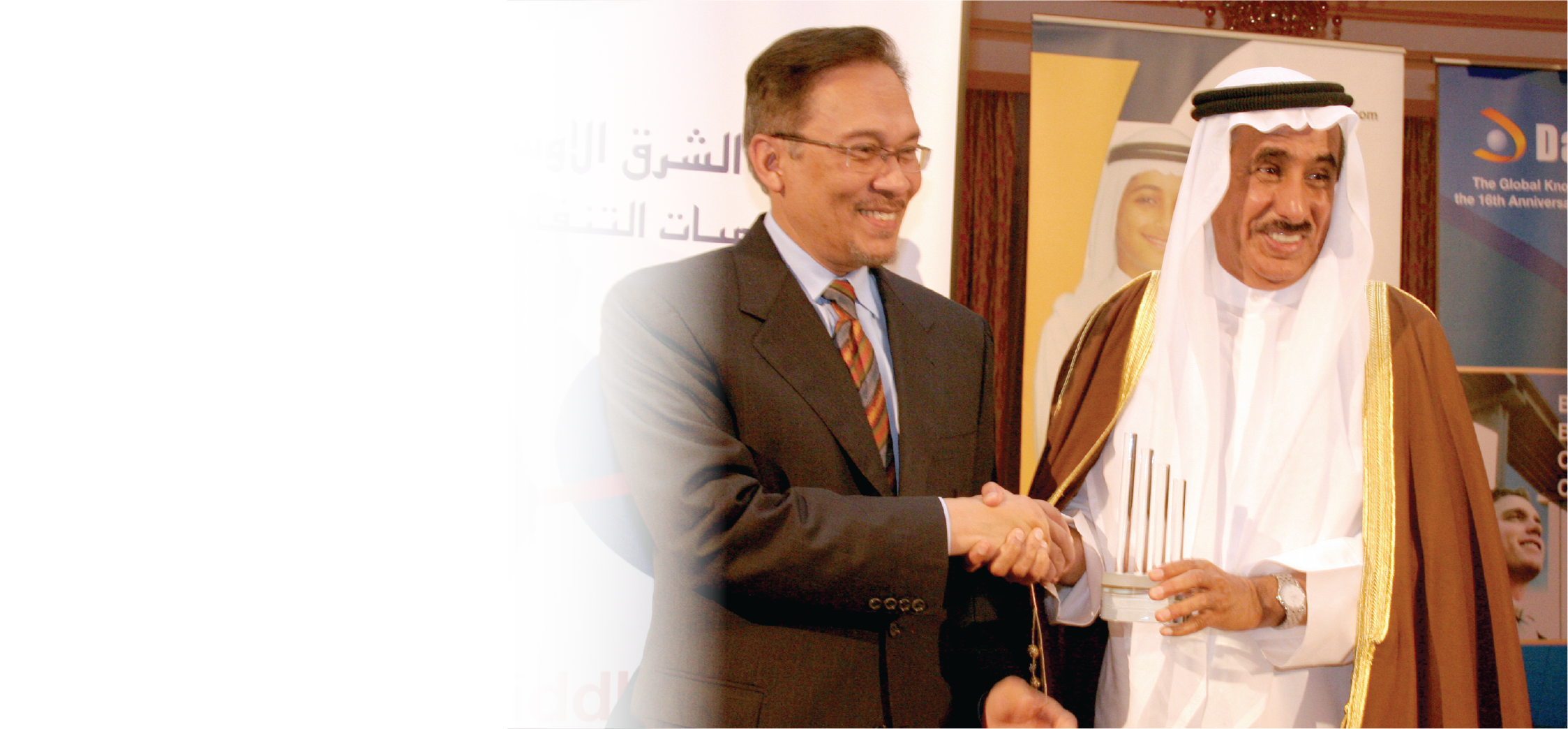 Government leaders exchanging an award at a Middle East Excellence Awards ceremony